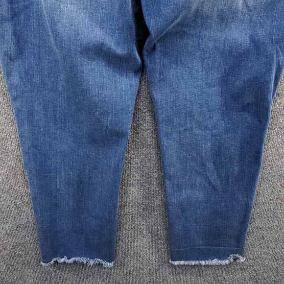Time And Tru Women's Mid-Rise Cropped Jeans Blue Plus 16 Medium Wash Frayed - Picture 7 of 10